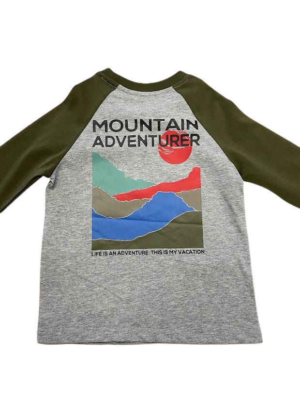 Chandail gris à manche verte, imprimé ''mountain adventurer''