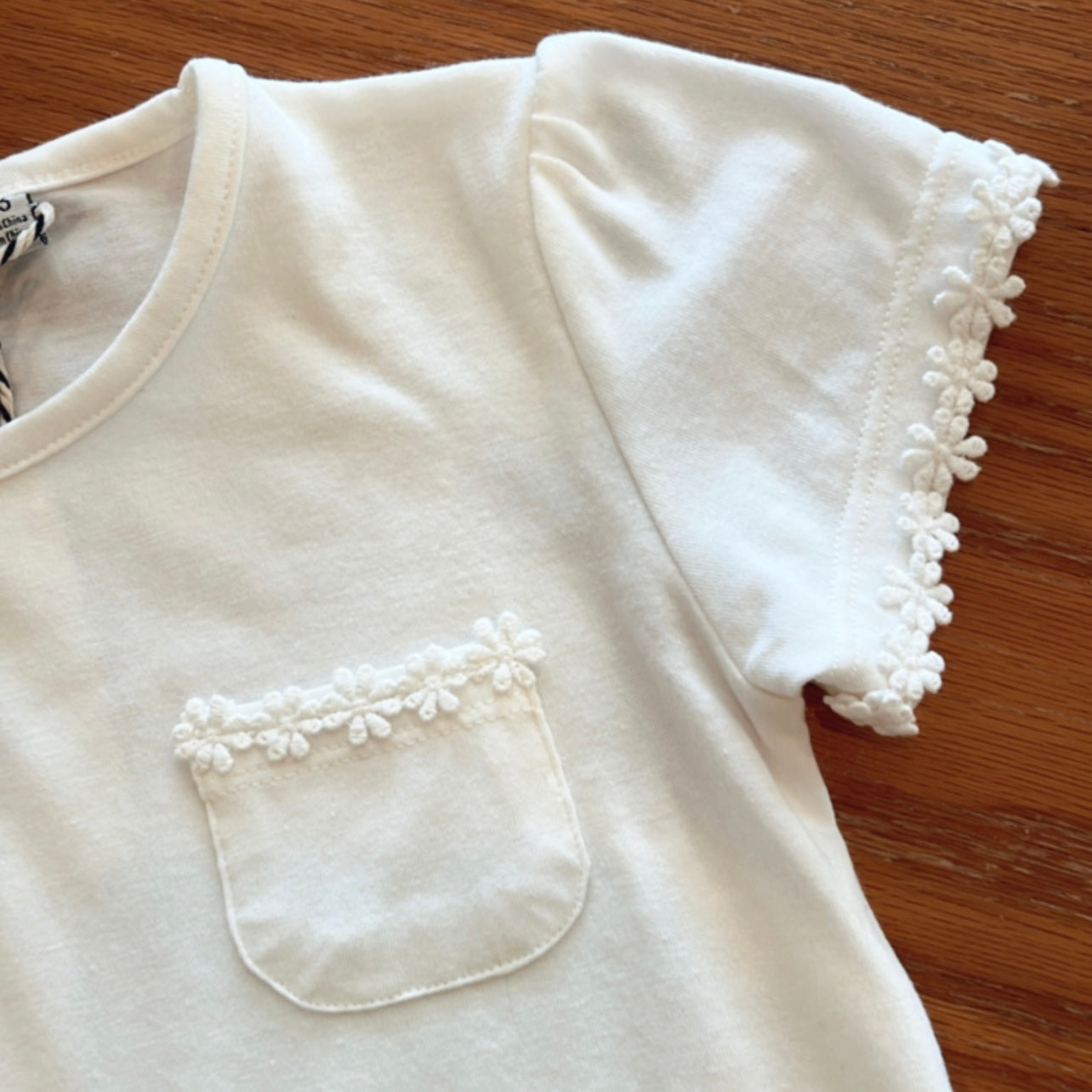 T-shirt uni Petites fleurs