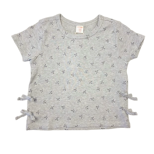 T-shirt gris imprimé de boucles noires avec duo de boucles sur les côtés