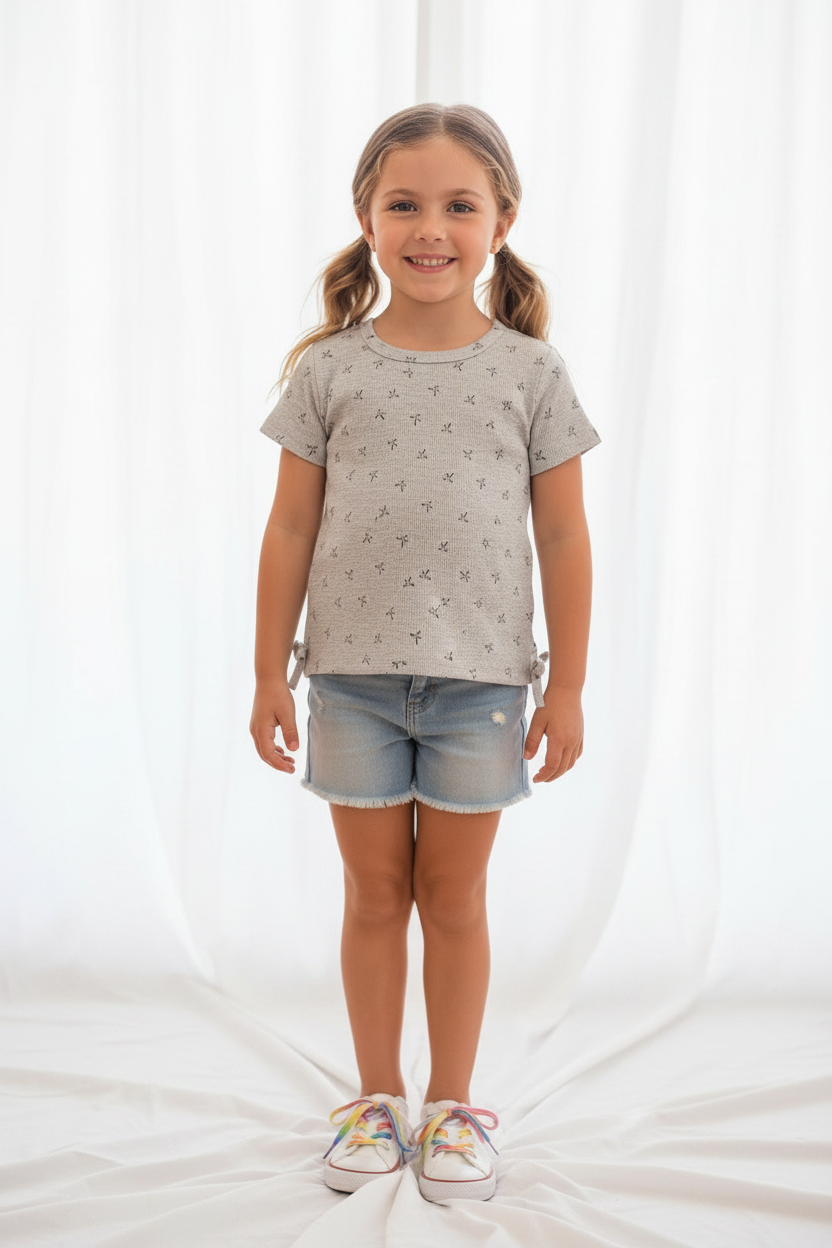 T-shirt gris imprimé de boucles noires avec duo de boucles sur les côtés
