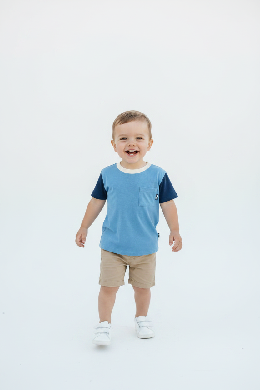 T-shirt bleu avec manche bleu marin