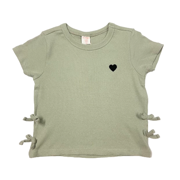T-shirt vert avec broderie cœur noir et duo de boucles sur les côtés
