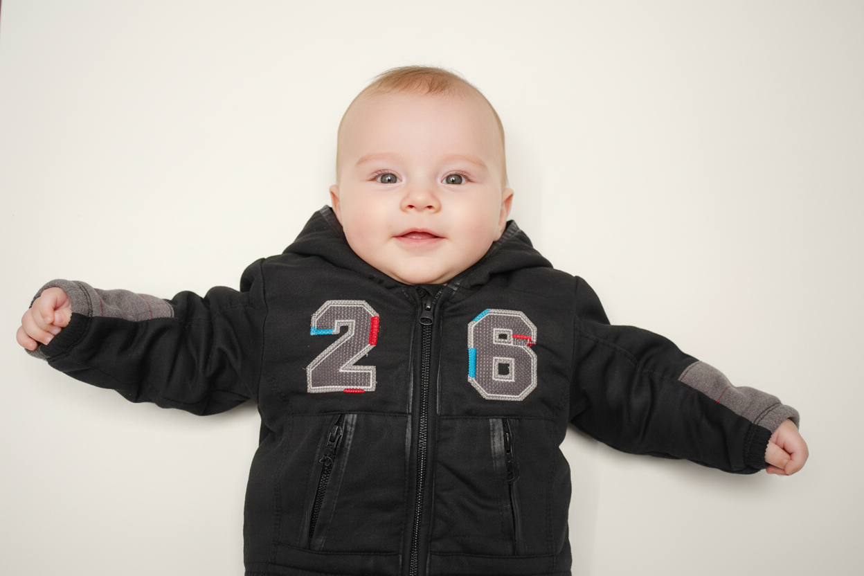 Manteau bébé “26” – Doux, chaud et stylé 🖤