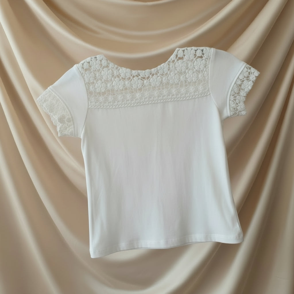 Chandail blanc avec motif et brodrie au dos