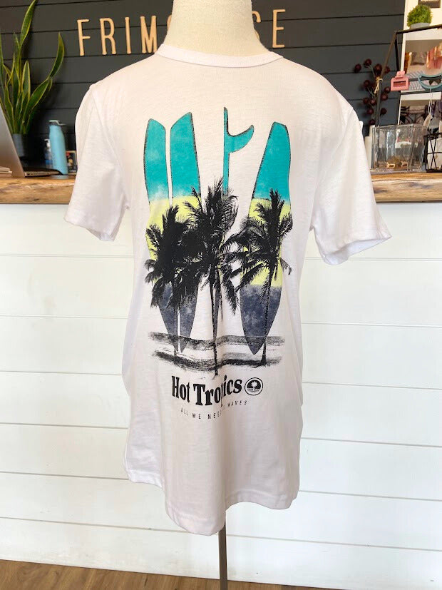 T-shirt blanc, planche de surf et palmier