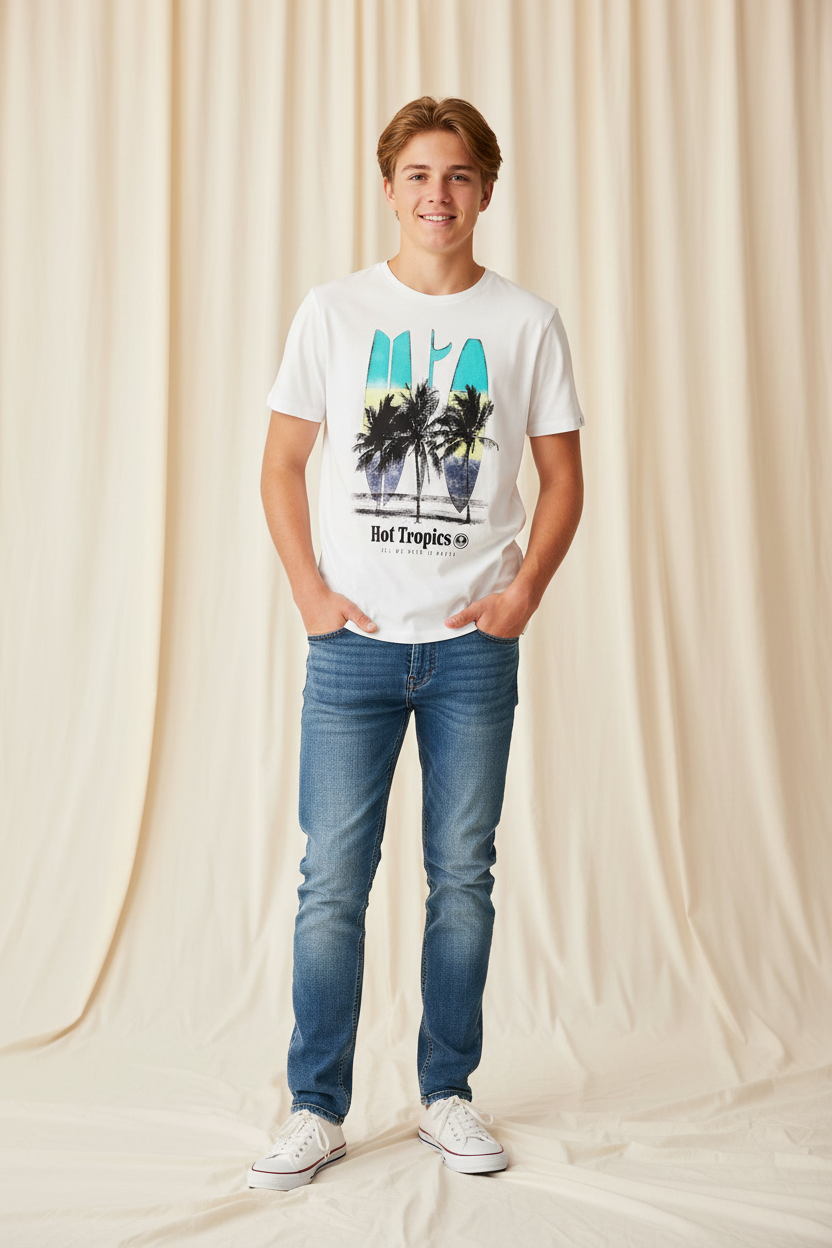 T-shirt blanc, planche de surf et palmier