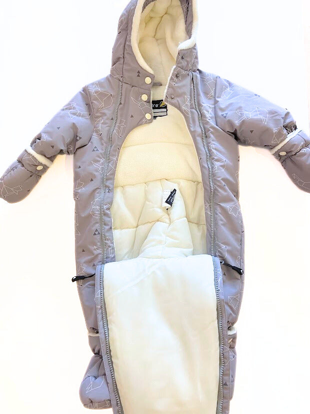 Manteau une pièce coquille avec mitaines et bottine, imprimé origami sur fond gris