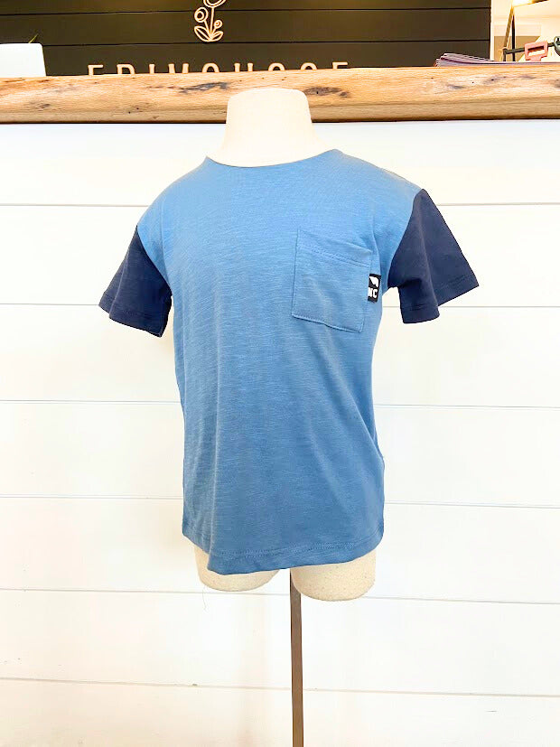 T-shirt bleu avec manche bleu marin