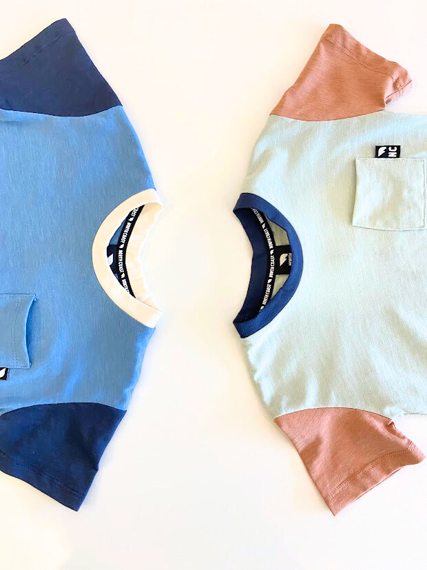 T-shirt bleu avec manche bleu marin