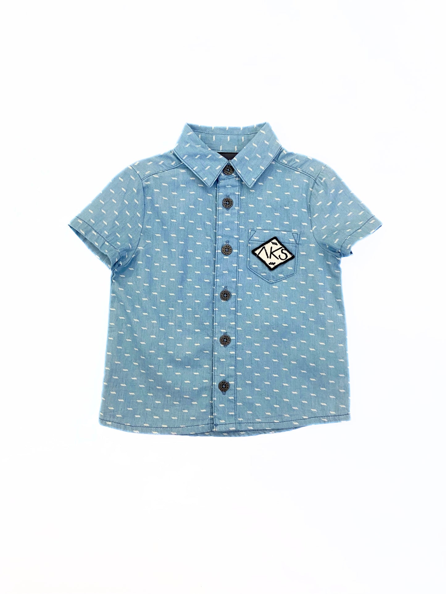 Chemise bleu avec rectangle blanc, petite poche côté gauche