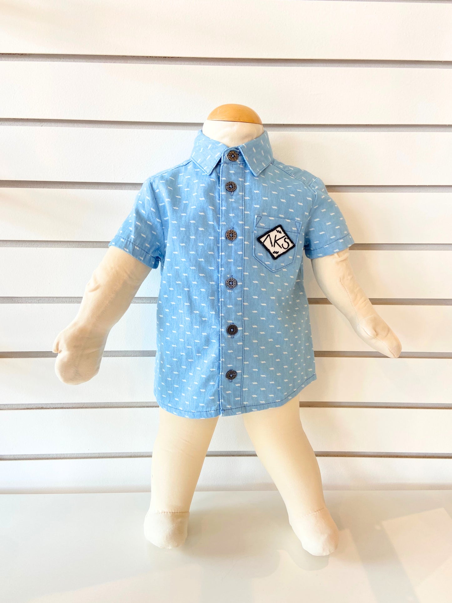 Chemise bleu avec rectangle blanc, petite poche côté gauche
