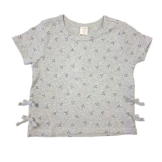 T-shirt gris imprimé de boucles noires avec duo de boucles sur les côtés