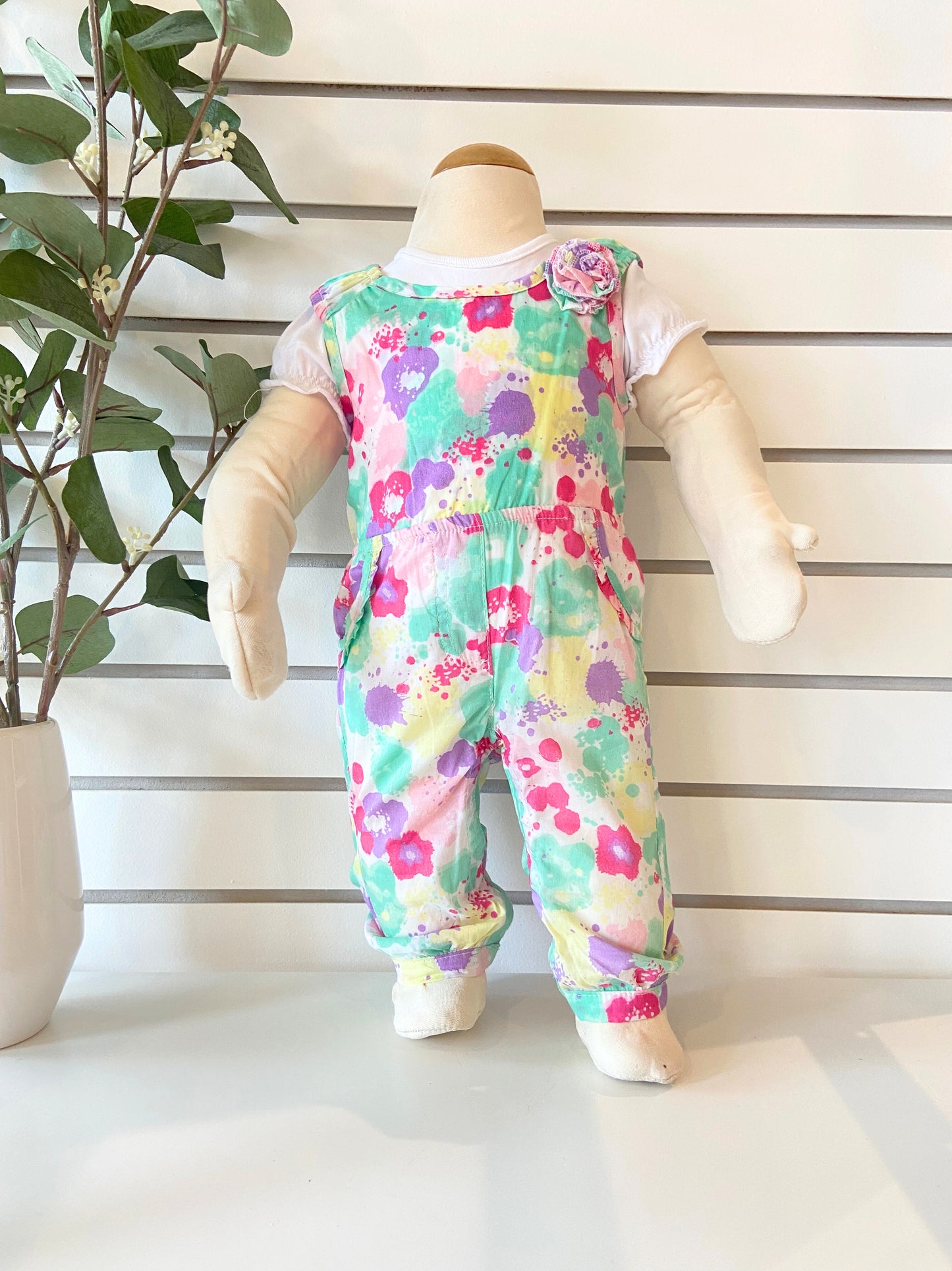 Ensemble barboteuse blanche et salopette colorée