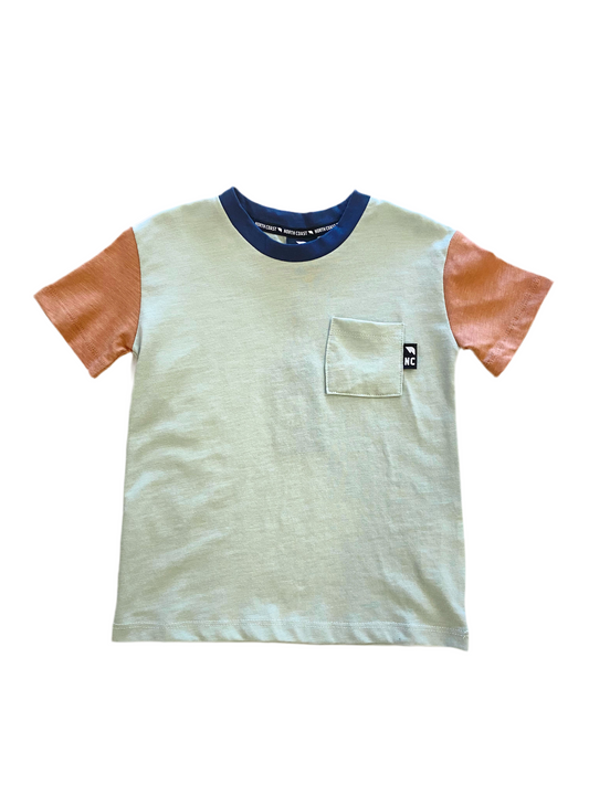 T-shirt turquoise et manche saumon