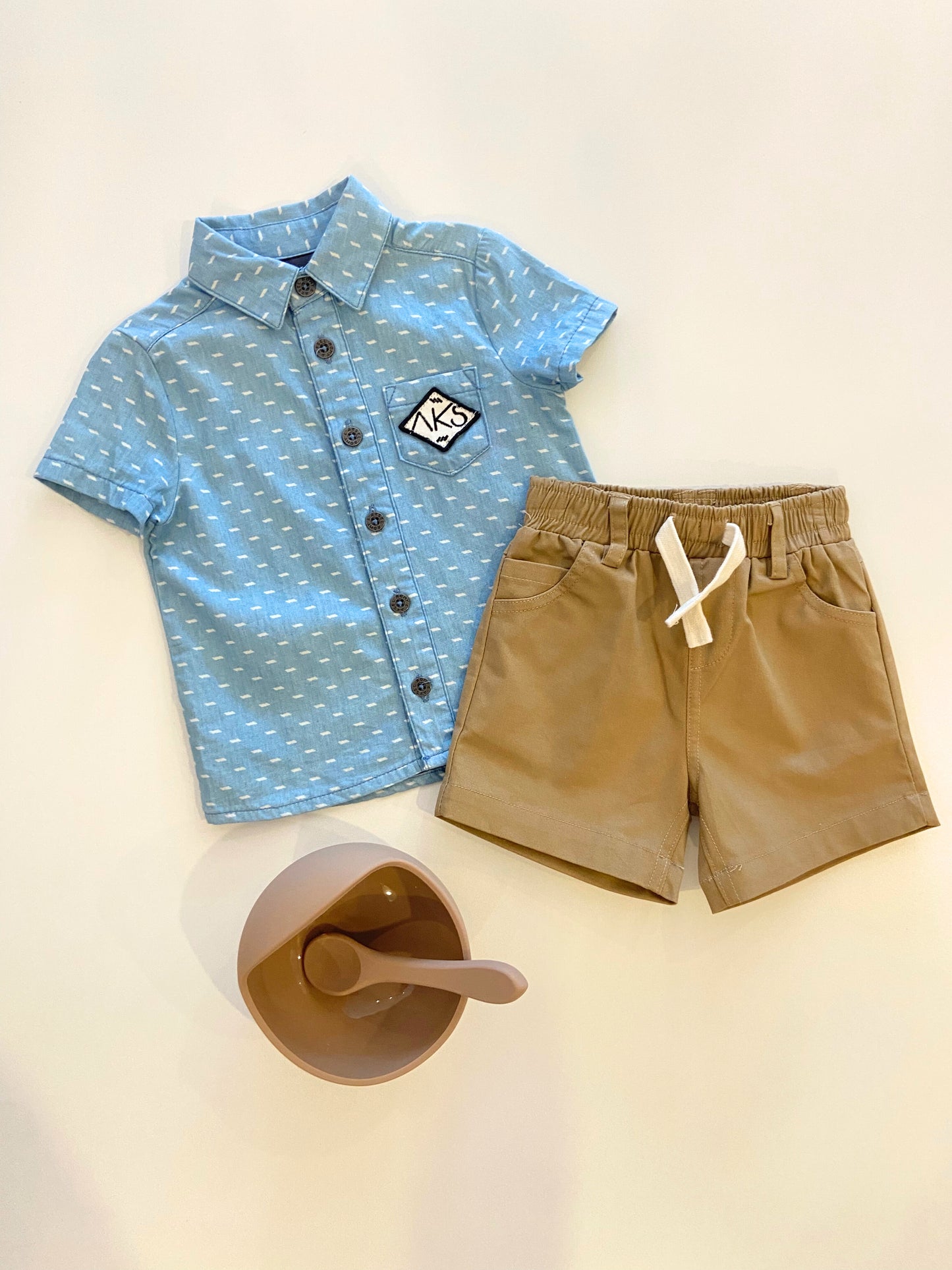 Chemise bleu avec rectangle blanc, petite poche côté gauche