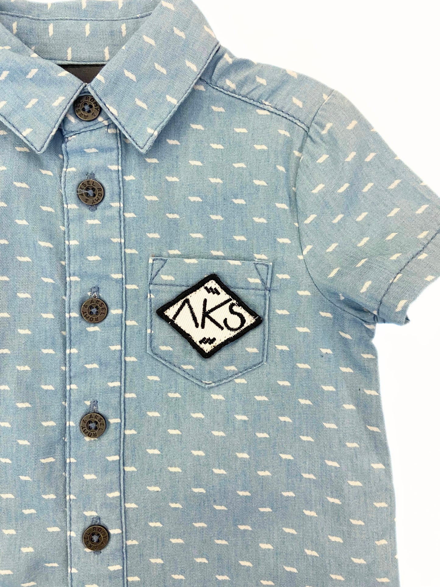 Chemise bleu avec rectangle blanc, petite poche côté gauche
