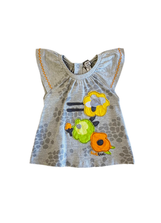 T-shirt gris, fleur coloré, manche à volant