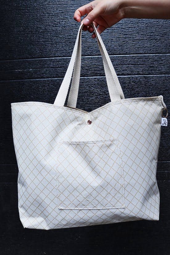 Sac cabas beige design losange blanc, extra large, avec poche sur le devant - Jolï