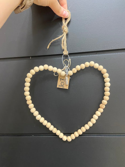 Décoration murale en forme de coeur fait en bille de bois