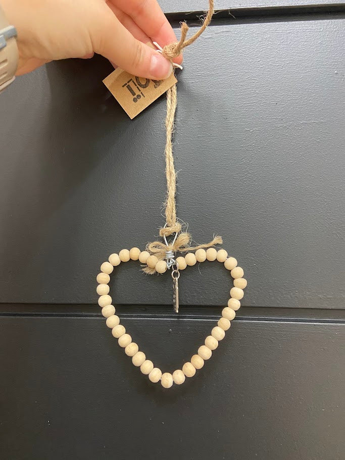 Décoration murale en forme de coeur fait en bille de bois