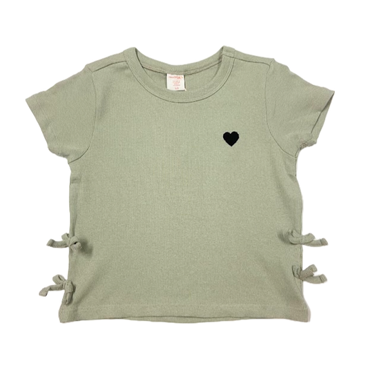 T-shirt vert avec broderie cœur noir et duo de boucles sur les côtés