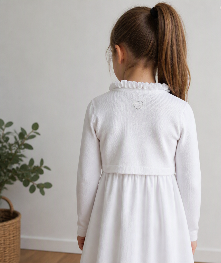 Cardigan blanche à col volanté, petit coeur au dos