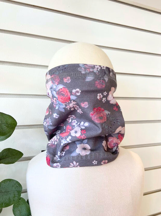 Cache cou gris avec imprimé de fleurs roses
