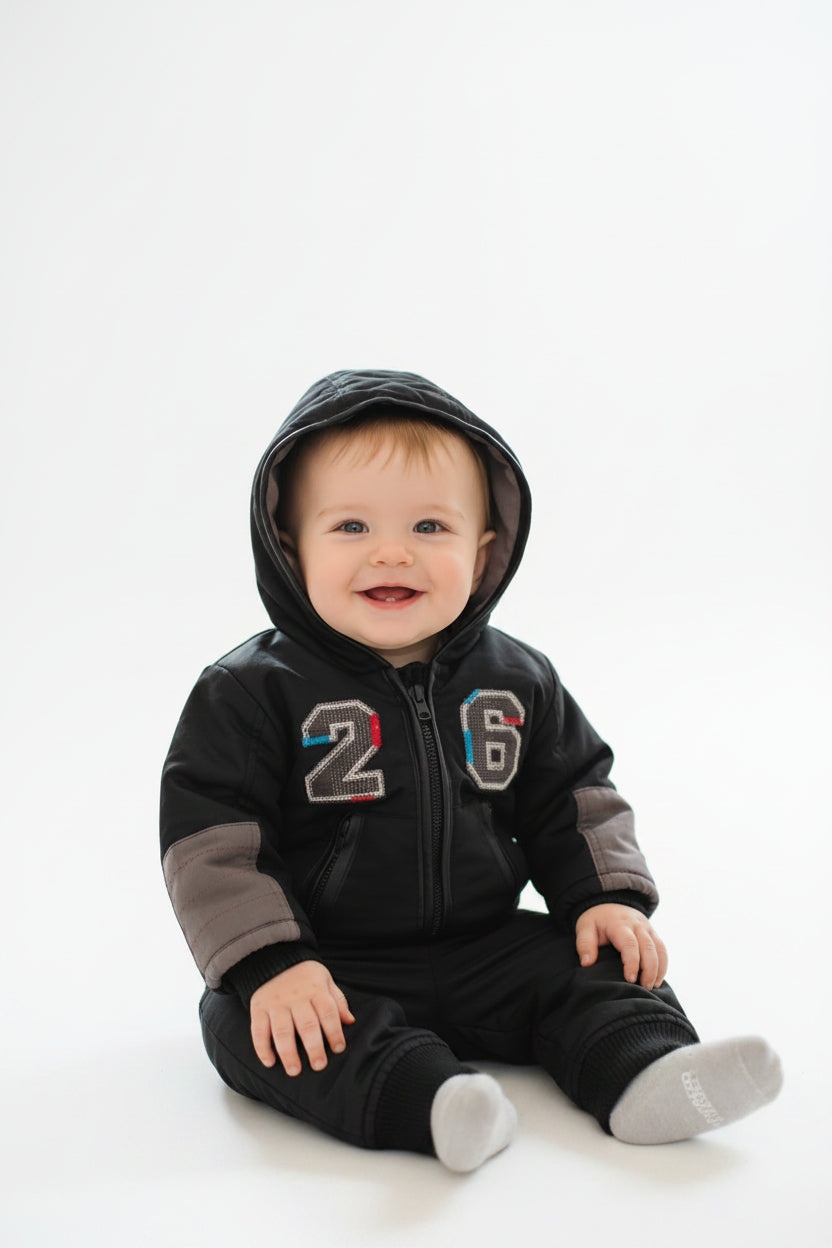 Manteau bébé “26” – Doux, chaud et stylé 🖤
