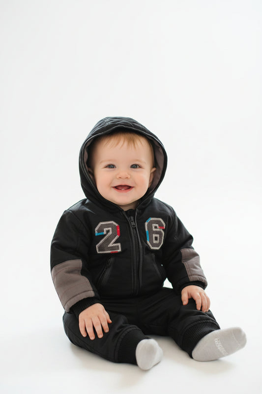 Manteau bébé “26” – Doux, chaud et stylé 🖤