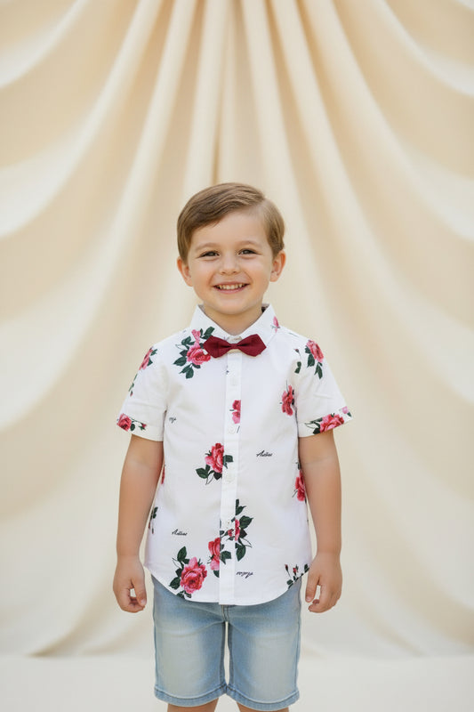 Chemise fleurie & nœud papillon rouge