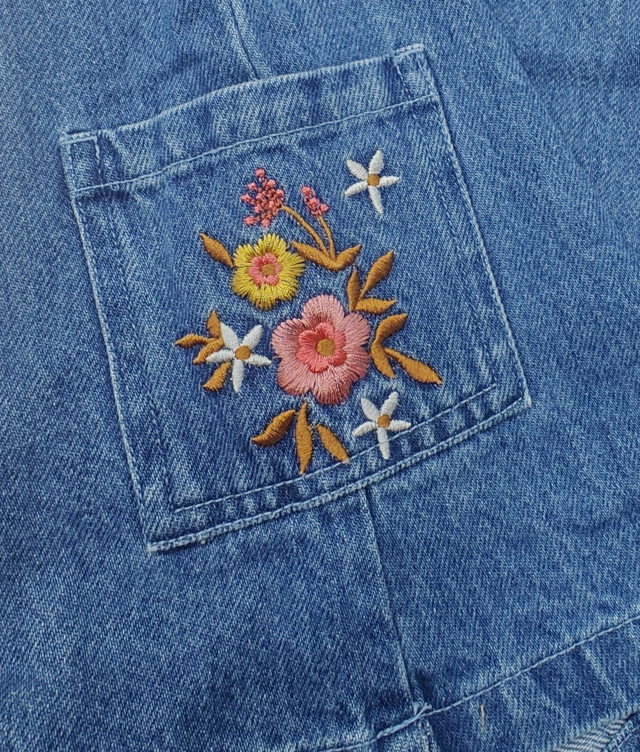 Robe en denim brodé