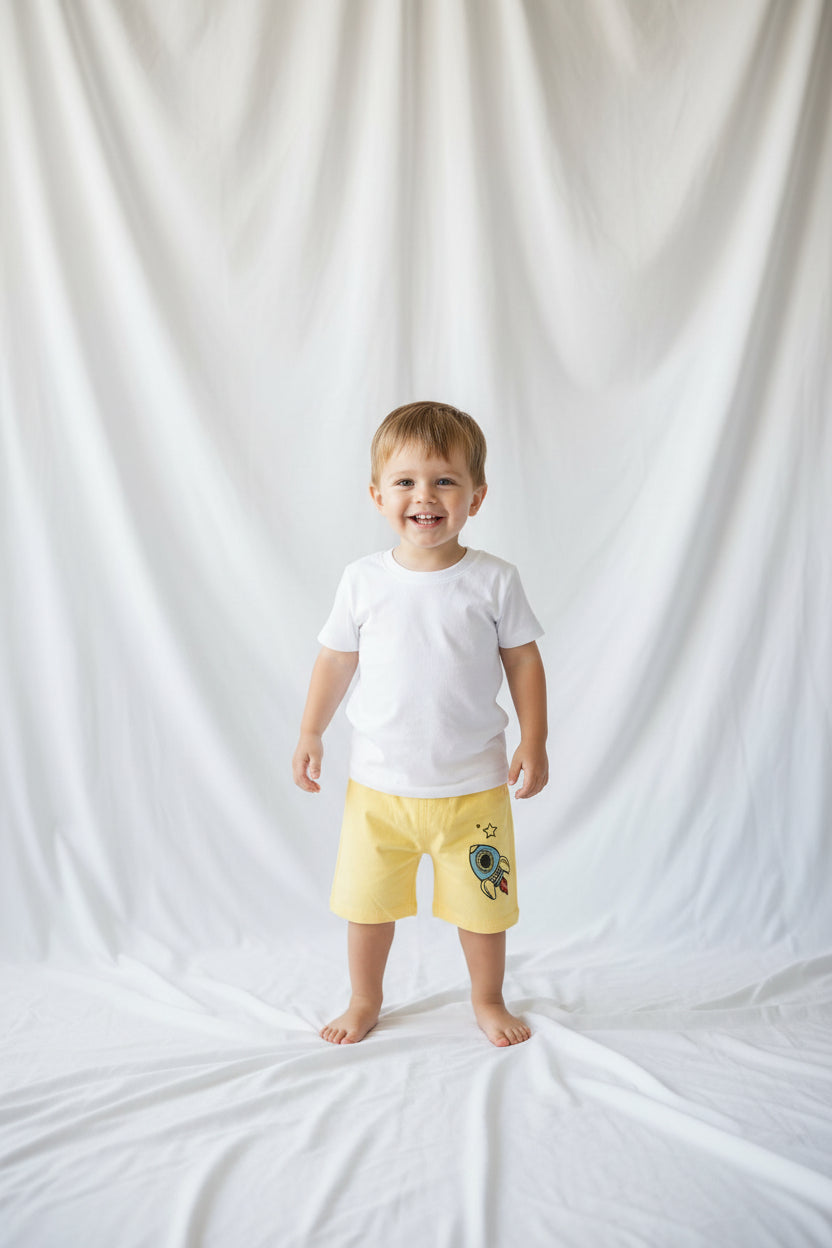 Short jaune motif fusée